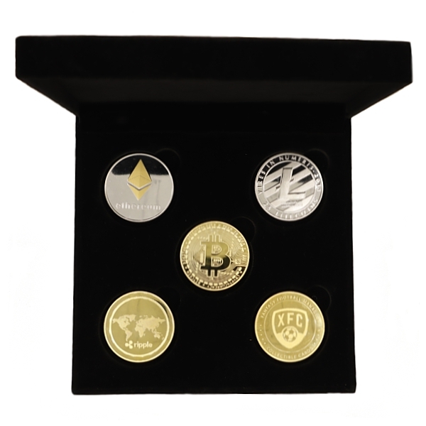 Cutie de catifea cu 5 monede: Bitcoin, Ethereum, Ripple, FootballCoin, Litecoin